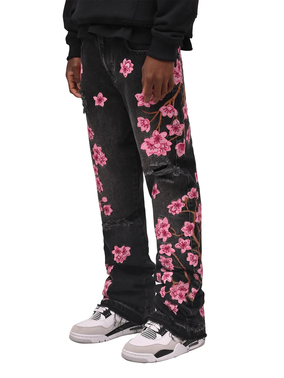 Vaqueros rotos de hombre de moda con parches de bordado floral, vaqueros acampanados desgastados de estilo urbano de tendencia