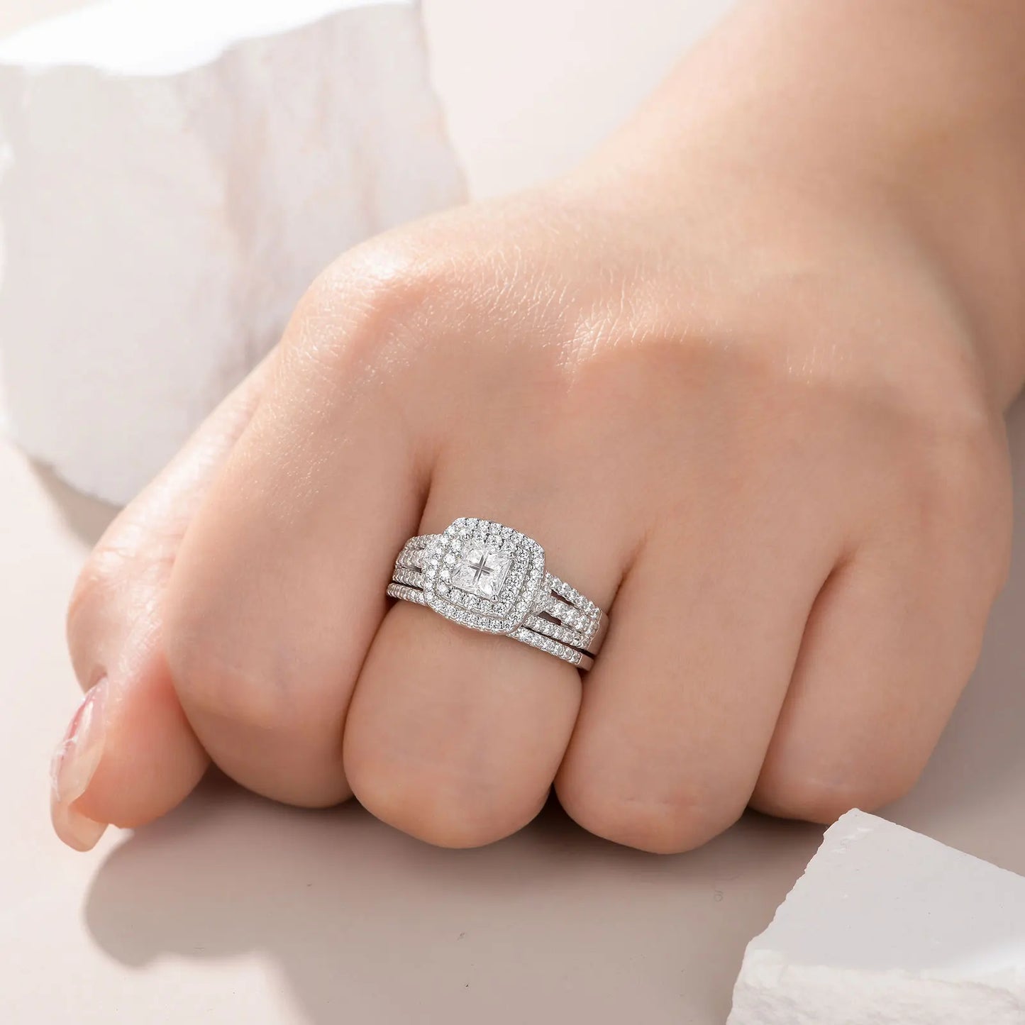 Newshe Lujoso Juego de Anillos de Boda con Halo de Plata Esterlina 925 para Mujeres Elegante Joyería Anillos de Diamante de Princesa Simulados