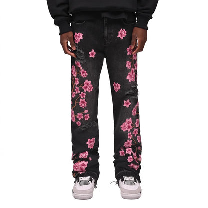 Vaqueros rotos de hombre de moda con parches de bordado floral, vaqueros acampanados desgastados de estilo urbano de tendencia