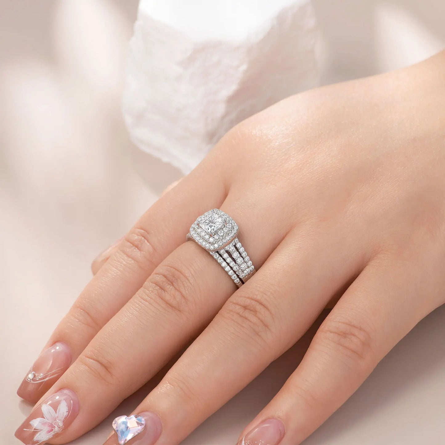 Newshe Lujoso Juego de Anillos de Boda con Halo de Plata Esterlina 925 para Mujeres Elegante Joyería Anillos de Diamante de Princesa Simulados