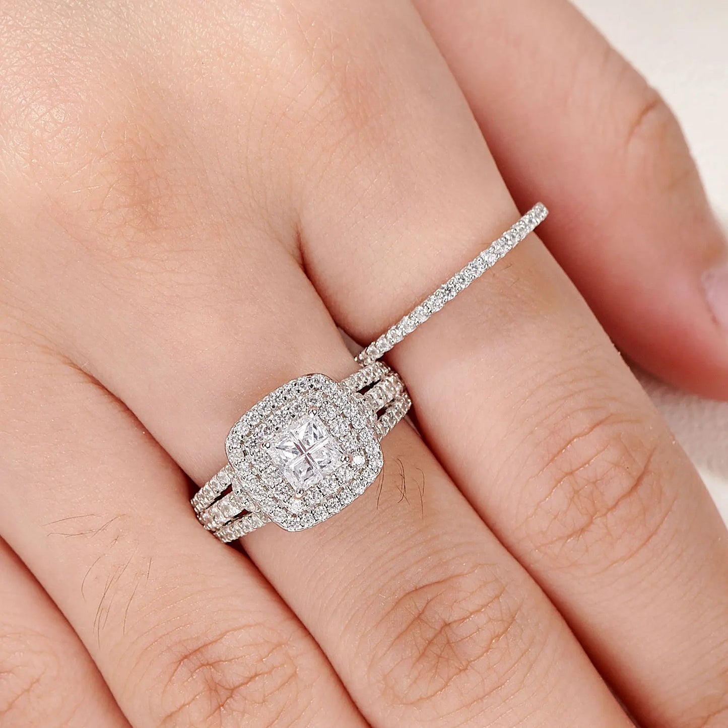 Newshe Lujoso Juego de Anillos de Boda con Halo de Plata Esterlina 925 para Mujeres Elegante Joyería Anillos de Diamante de Princesa Simulados