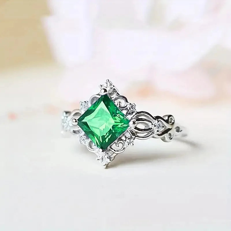 European and American Anniversary Couple Gift: European and American New Geometric Ring Luxury Green Zircon Accessory