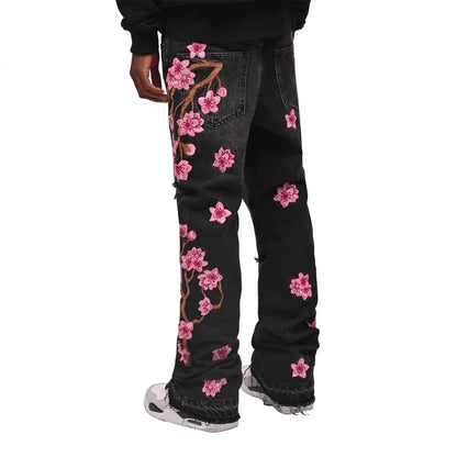 Vaqueros rotos de hombre de moda con parches de bordado floral, vaqueros acampanados desgastados de estilo urbano de tendencia