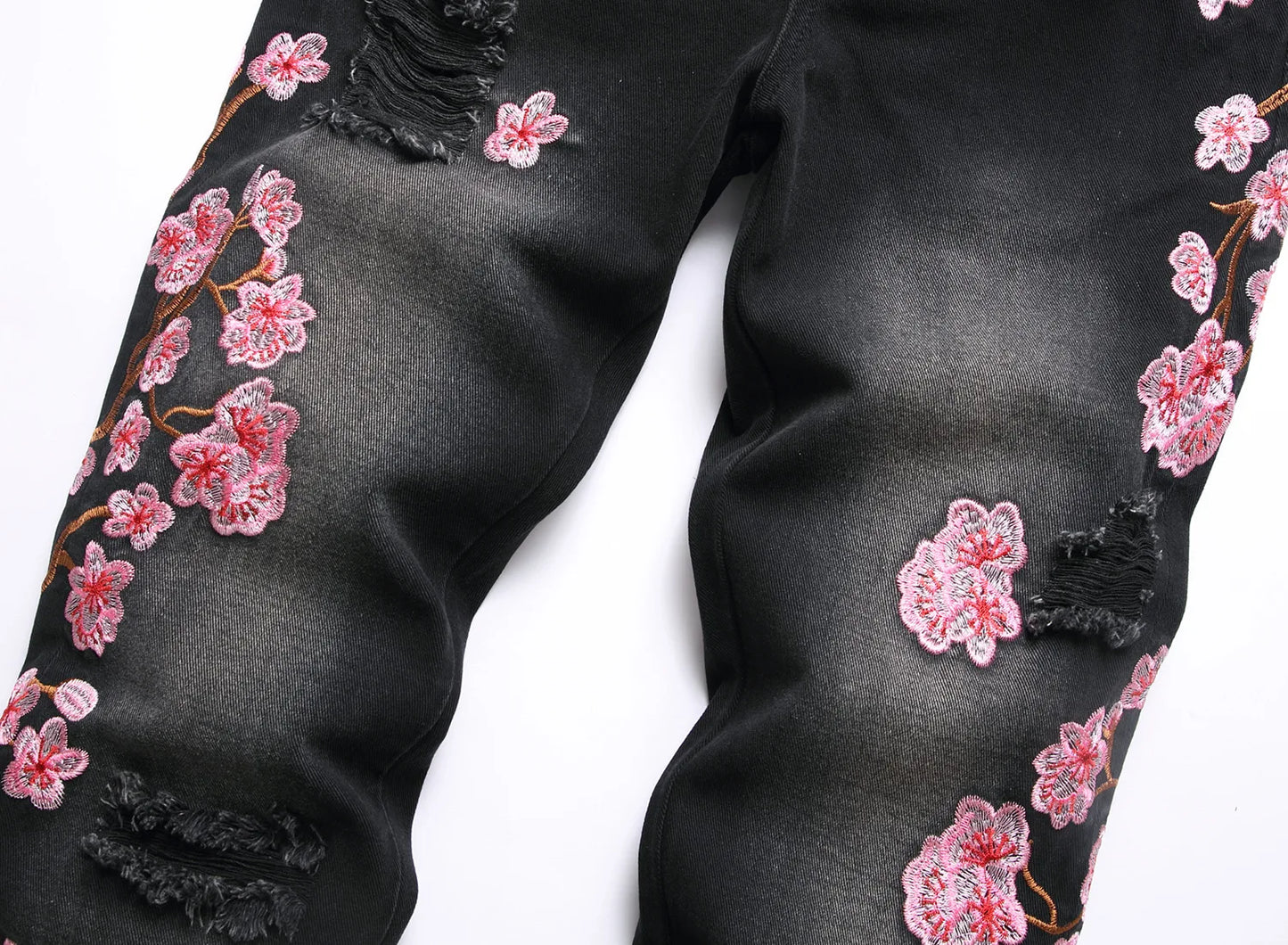 Vaqueros rotos de hombre de moda con parches de bordado floral, vaqueros acampanados desgastados de estilo urbano de tendencia