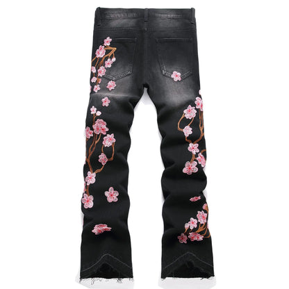 Vaqueros rotos de hombre de moda con parches de bordado floral, vaqueros acampanados desgastados de estilo urbano de tendencia