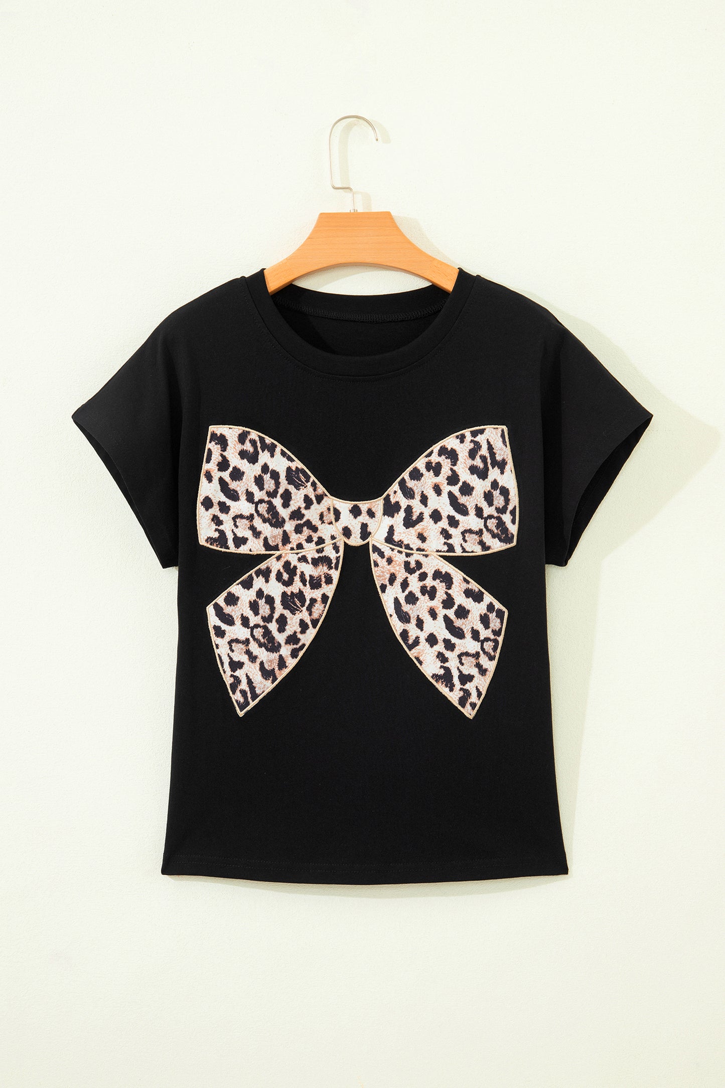 Camiseta de algodón con cuello redondo, lazo de leopardo negro bordado