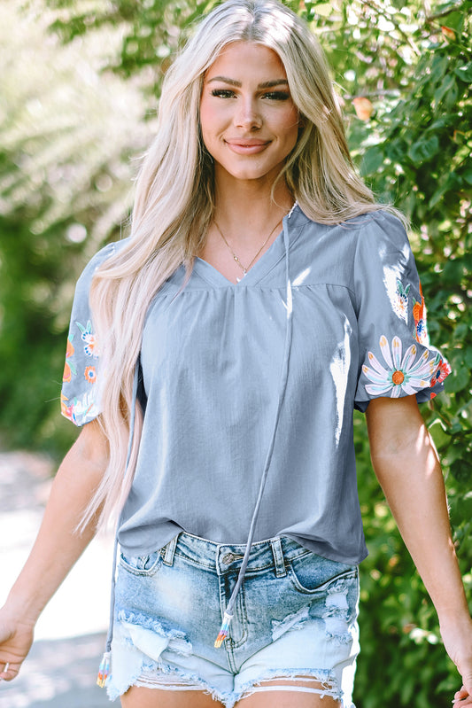 Blusa Beau azul floral bordada con manga abullonada y cuello partido
