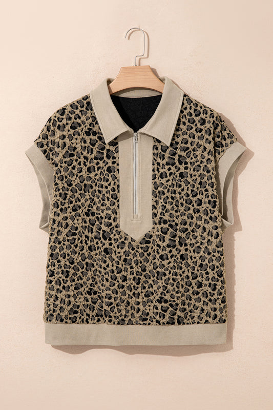 Blusa grande beige acanalada con cuello de retazos, puños y estampado de leopardo