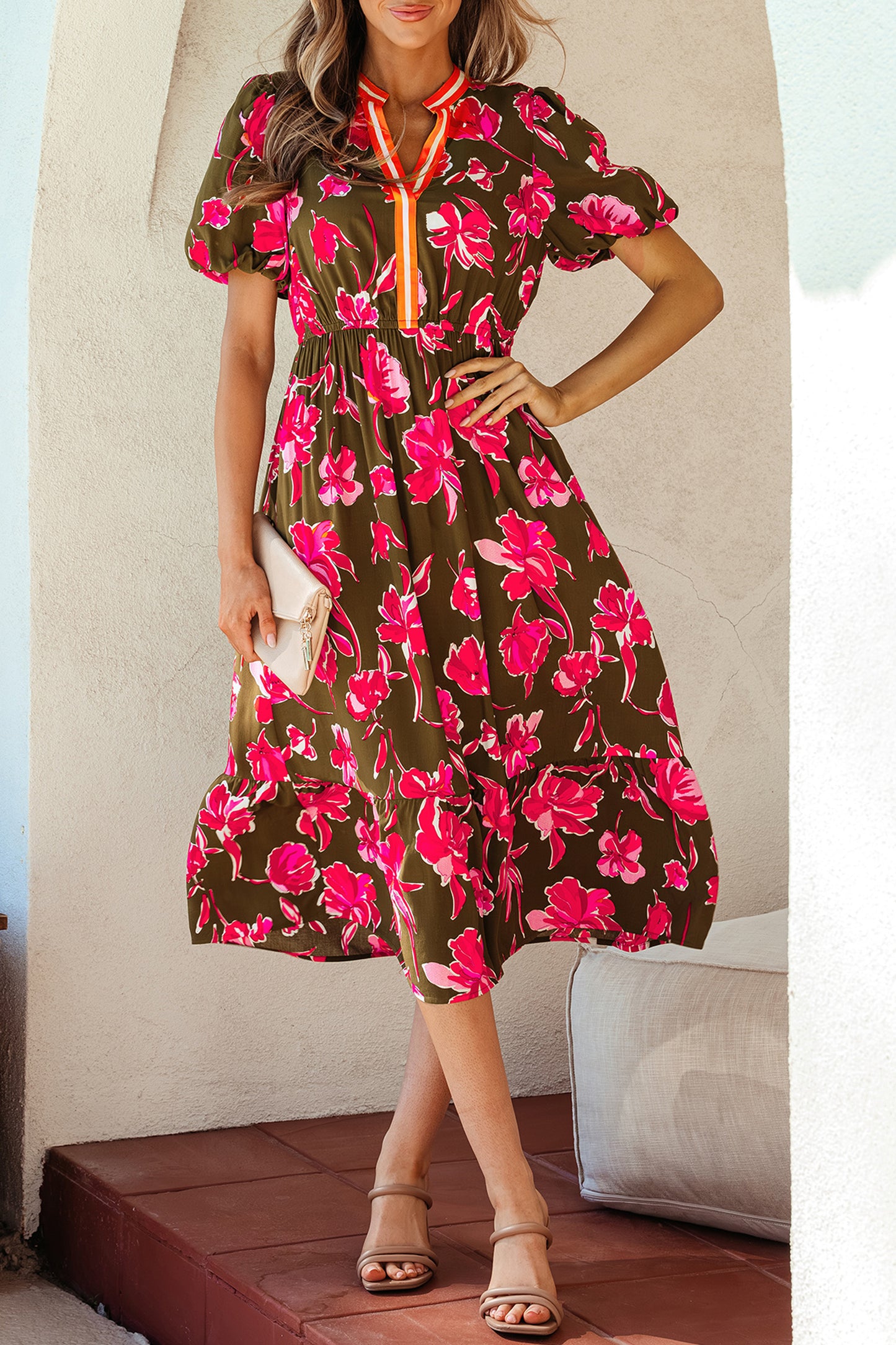 Vestido largo con estampado floral verde, ribete a rayas, cuello con abertura, mangas abullonadas cortas y dobladillo con volantes