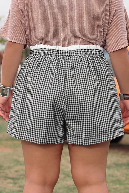 Pantalones cortos de talla grande con estampado de cuadros y ribete en contraste negro