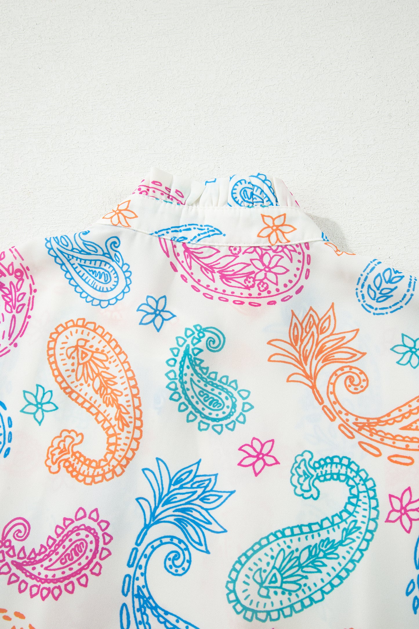 Blusa con estampado cachemira vibrante multicolor, ojales de botón y mangas abullonadas