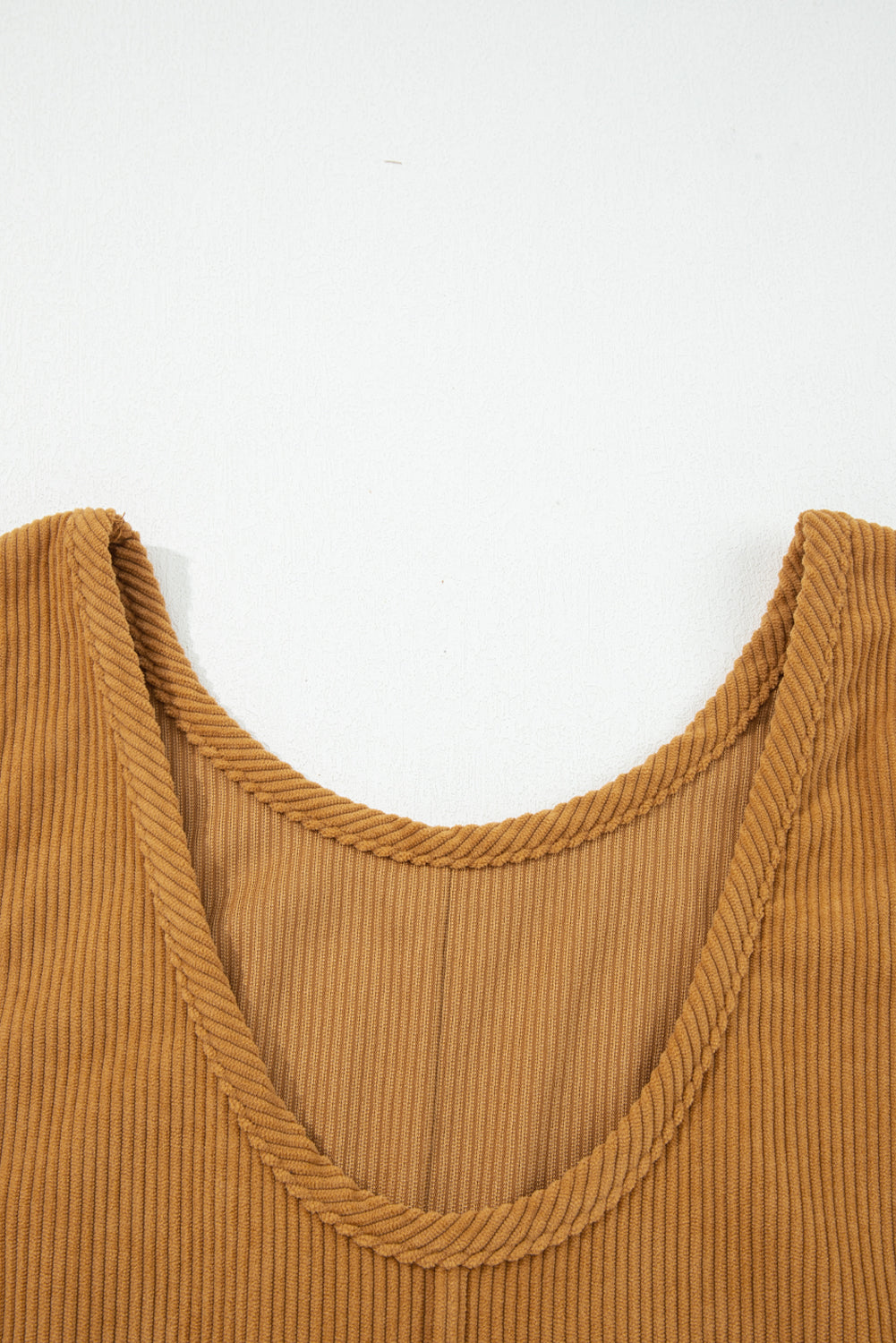 Minivestido de pana beige sin mangas con bolsillos de parche