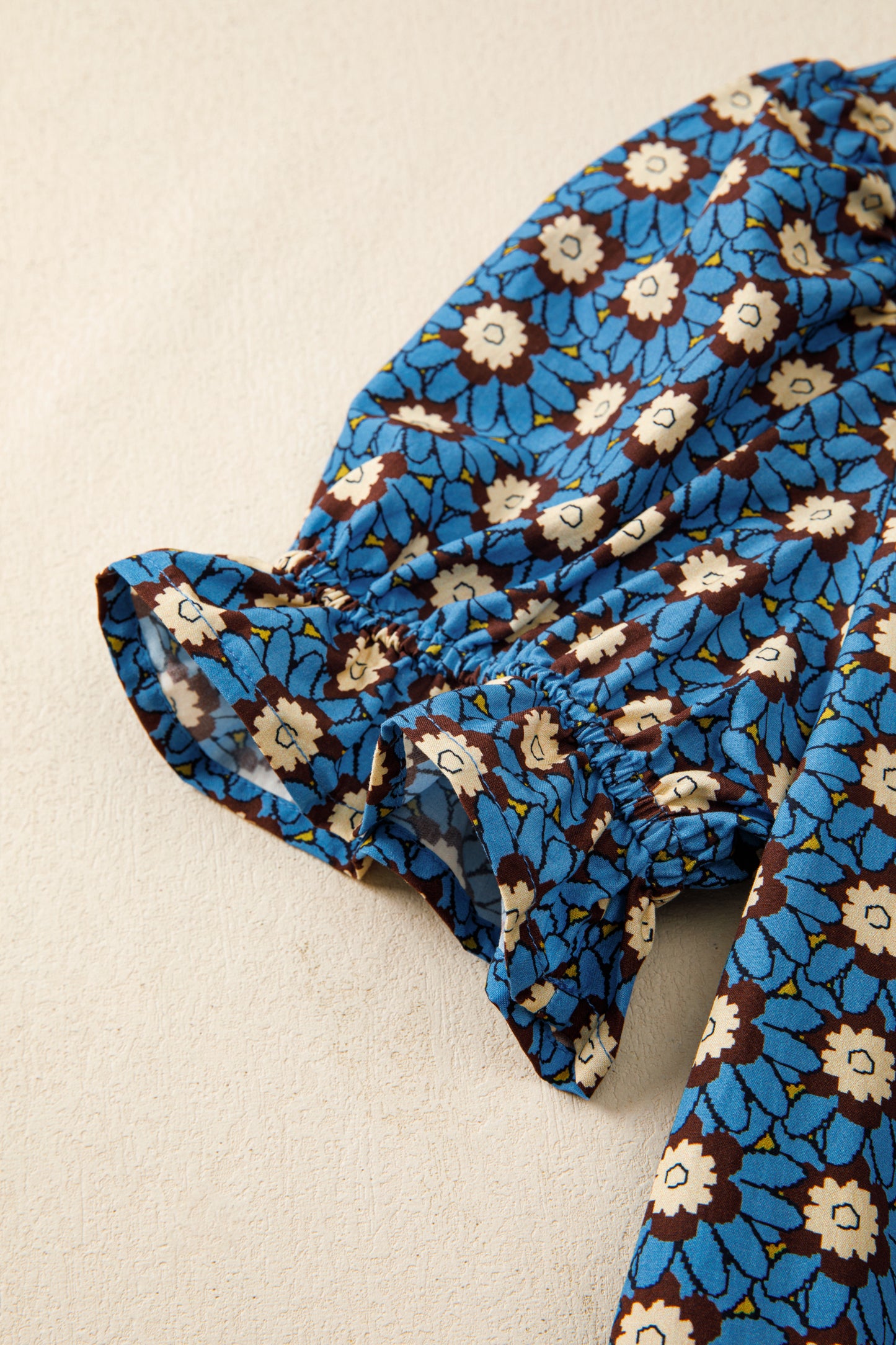 Blusa Azul Cielo Retro con Estampado Floral, Escote en V, Detalle Plisado y Manga Corta Abullonada