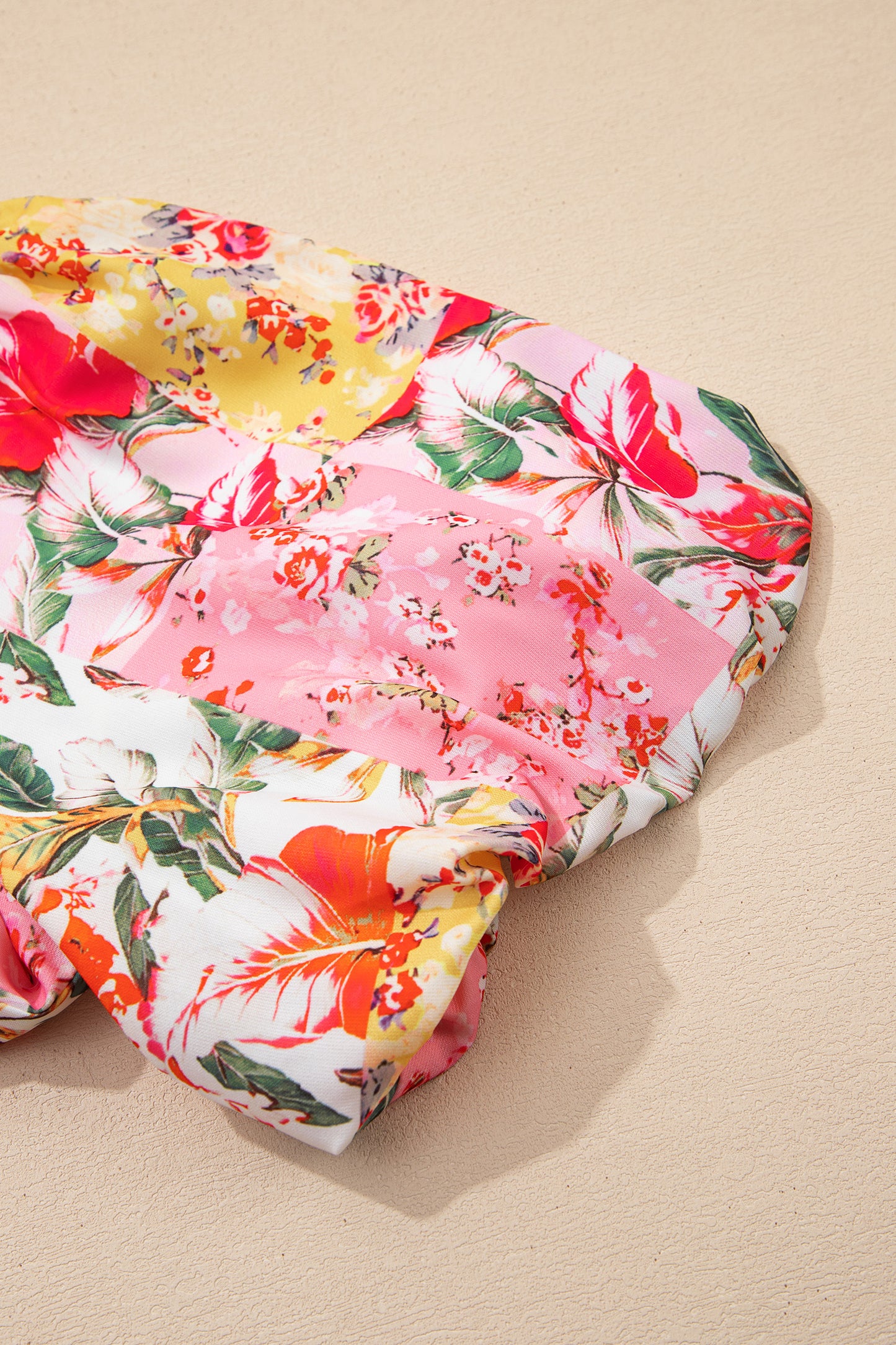 Vestido Mini Rosa con Estampado Floral y Bloques de Color, Ribetes en Contraste, Cuello en V y Bajo con Volantes