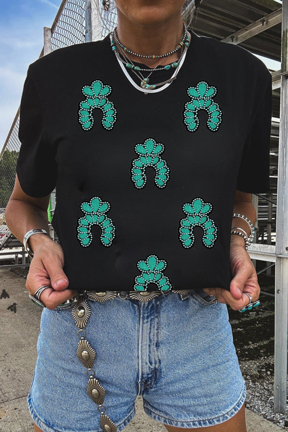 Camiseta negra con lentejuelas y parches, diseño turquesa del Oeste