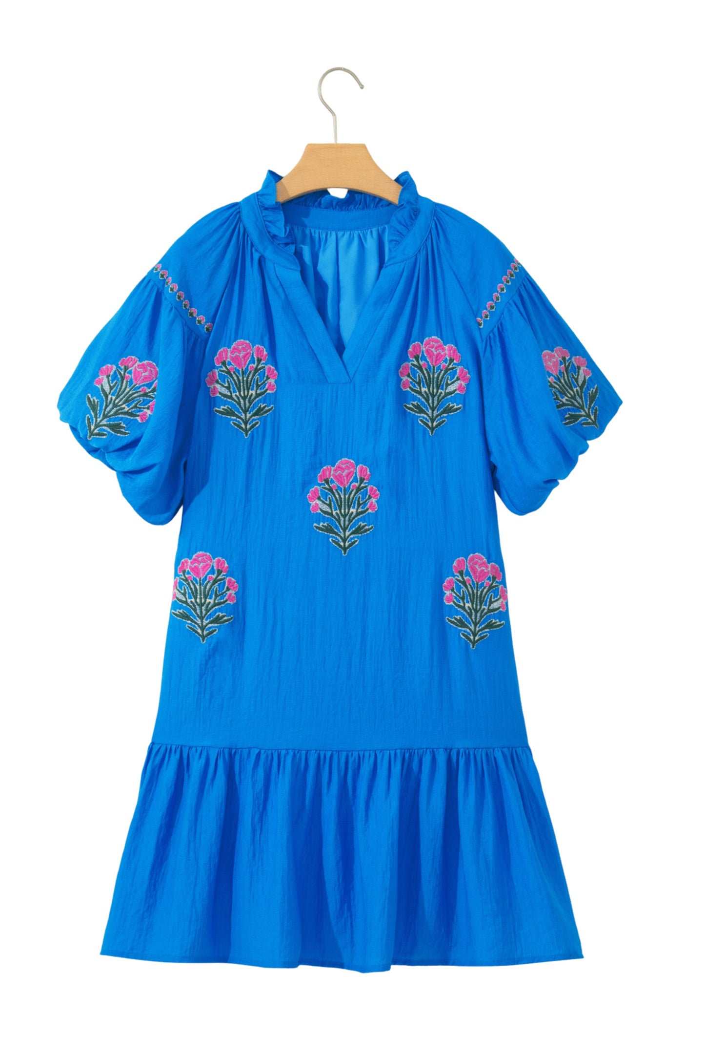 Vestido con bordado de flores azules, cuello dividido, mangas cortas abullonadas y dobladillo con volantes