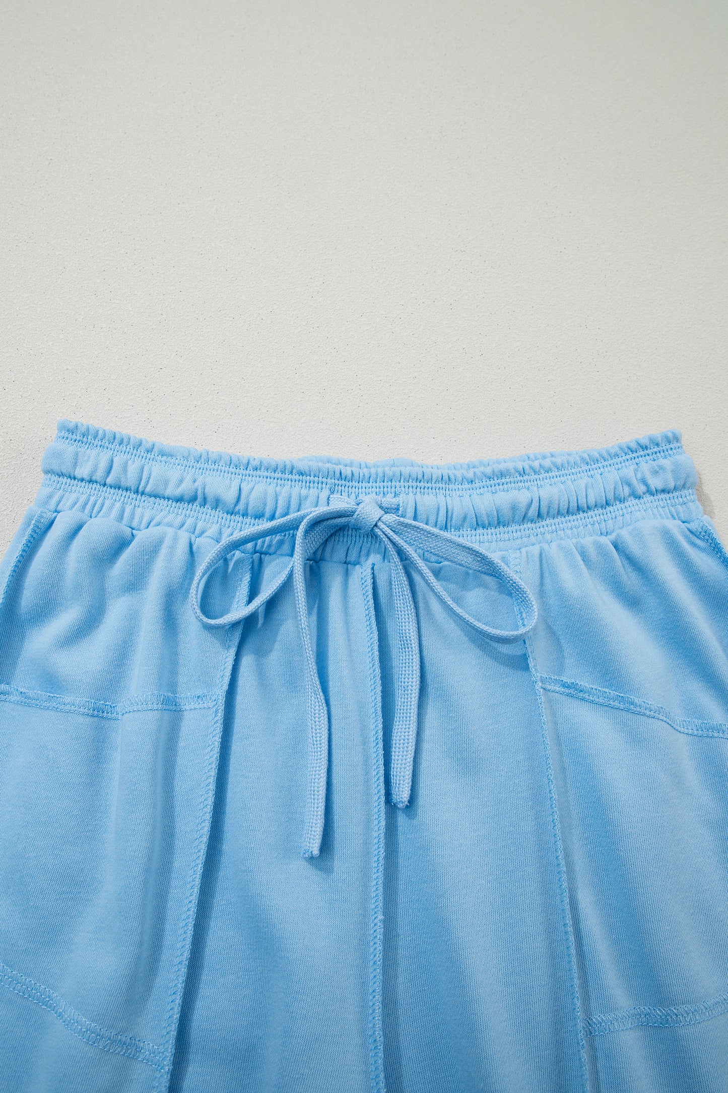 Conjunto de camiseta holgada con hombros caídos y pantalones tipo barril en azul cielo