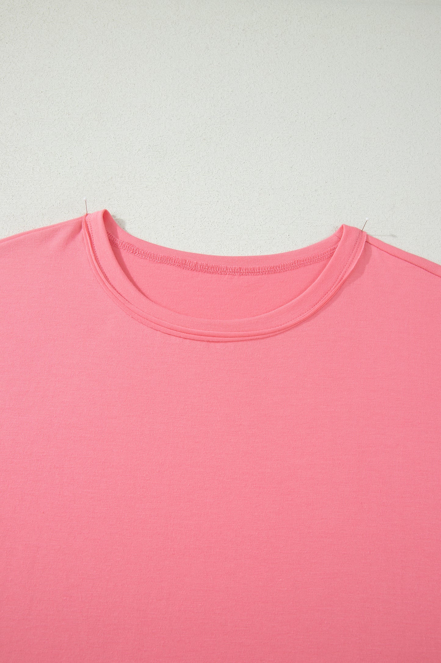 Camiseta talla grande color melocotón sólido con costura sin rematar y bajo con volantes