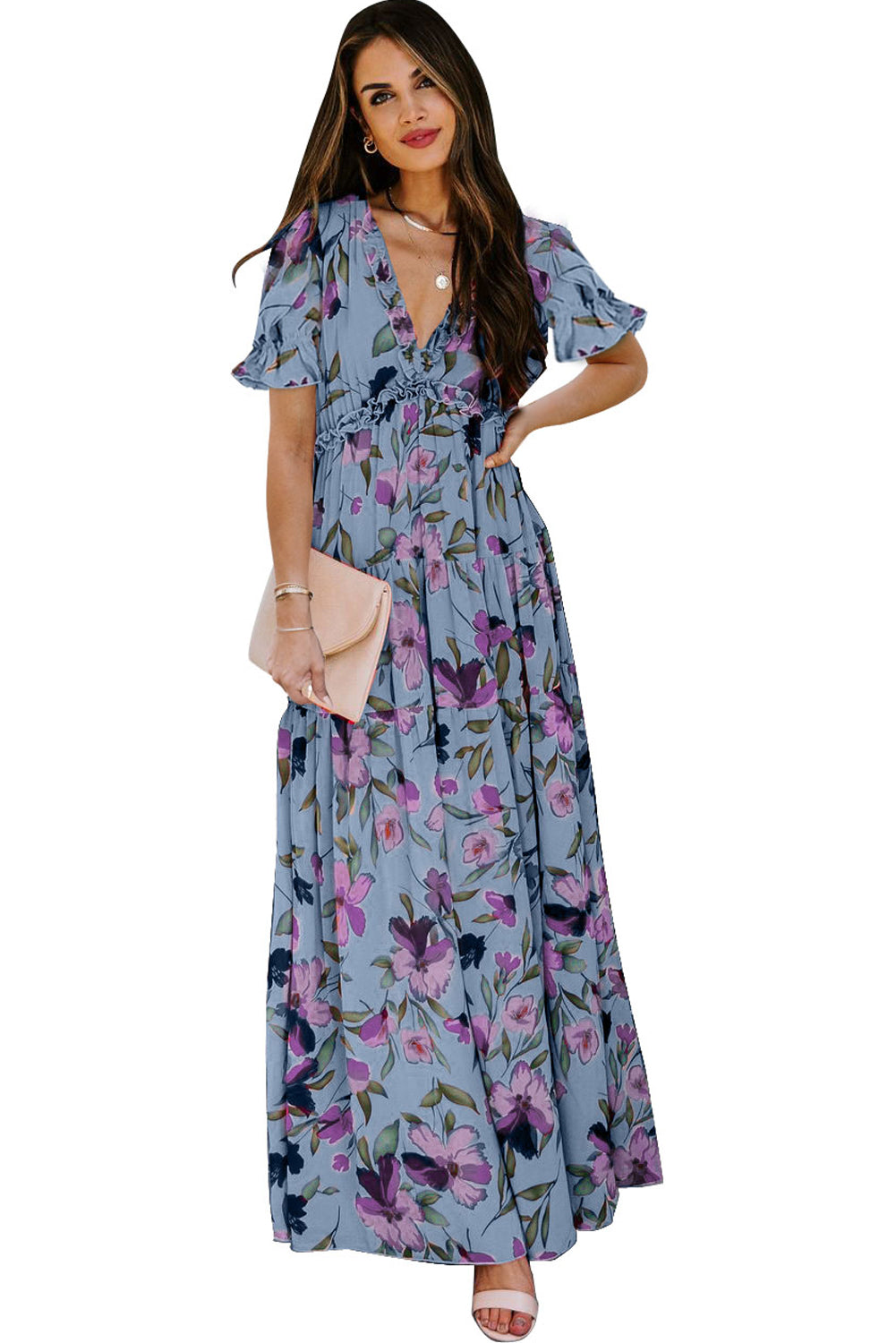 Vestido largo azul cielo con estampado floral intenso, cuello de pico y volantes, y manga corta