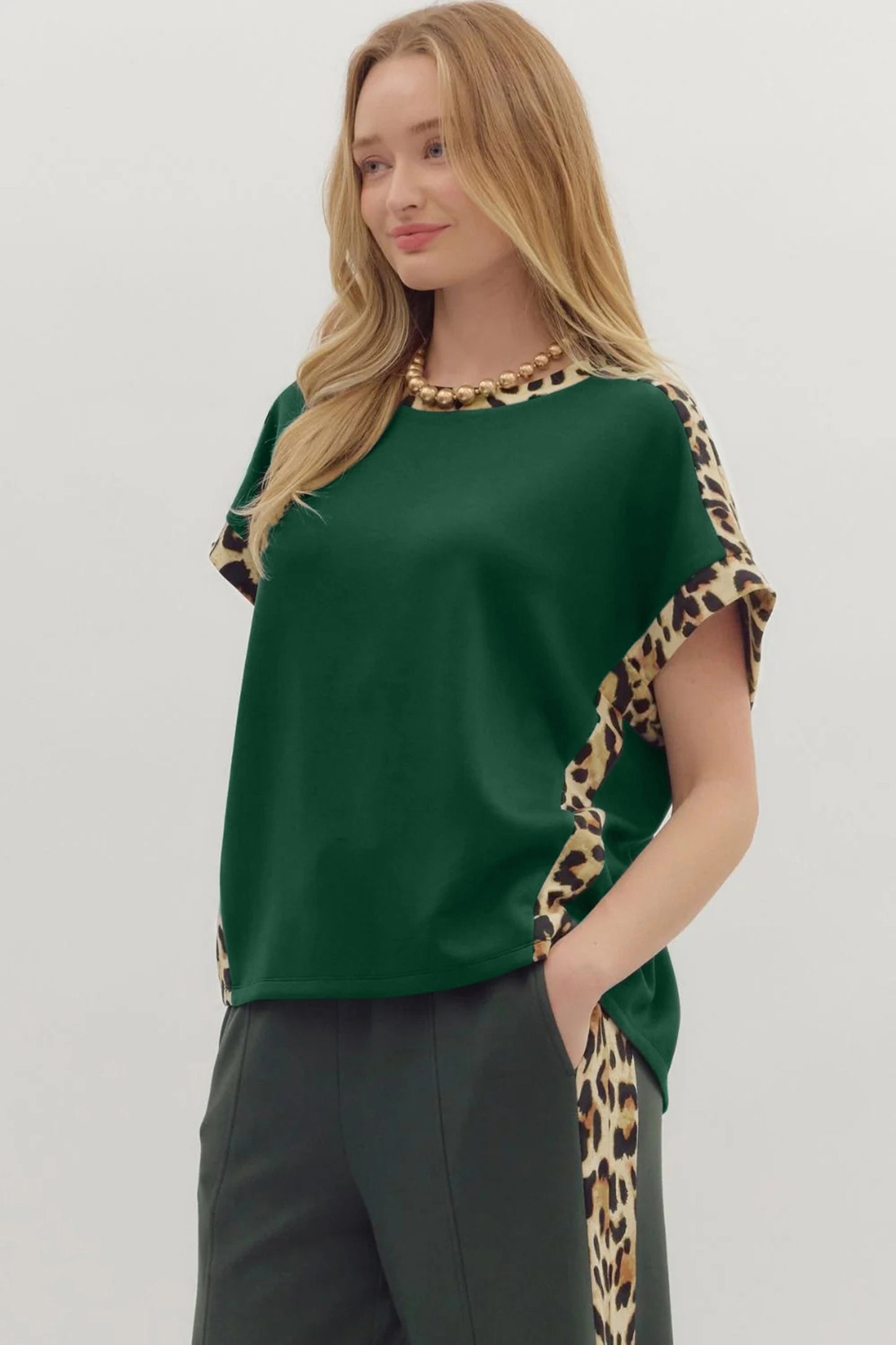 Camiseta suelta de cuello redondo con ribete de leopardo verde mar