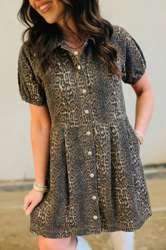 Minivestido vaquero plisado de manga corta con estampado de leopardo gris