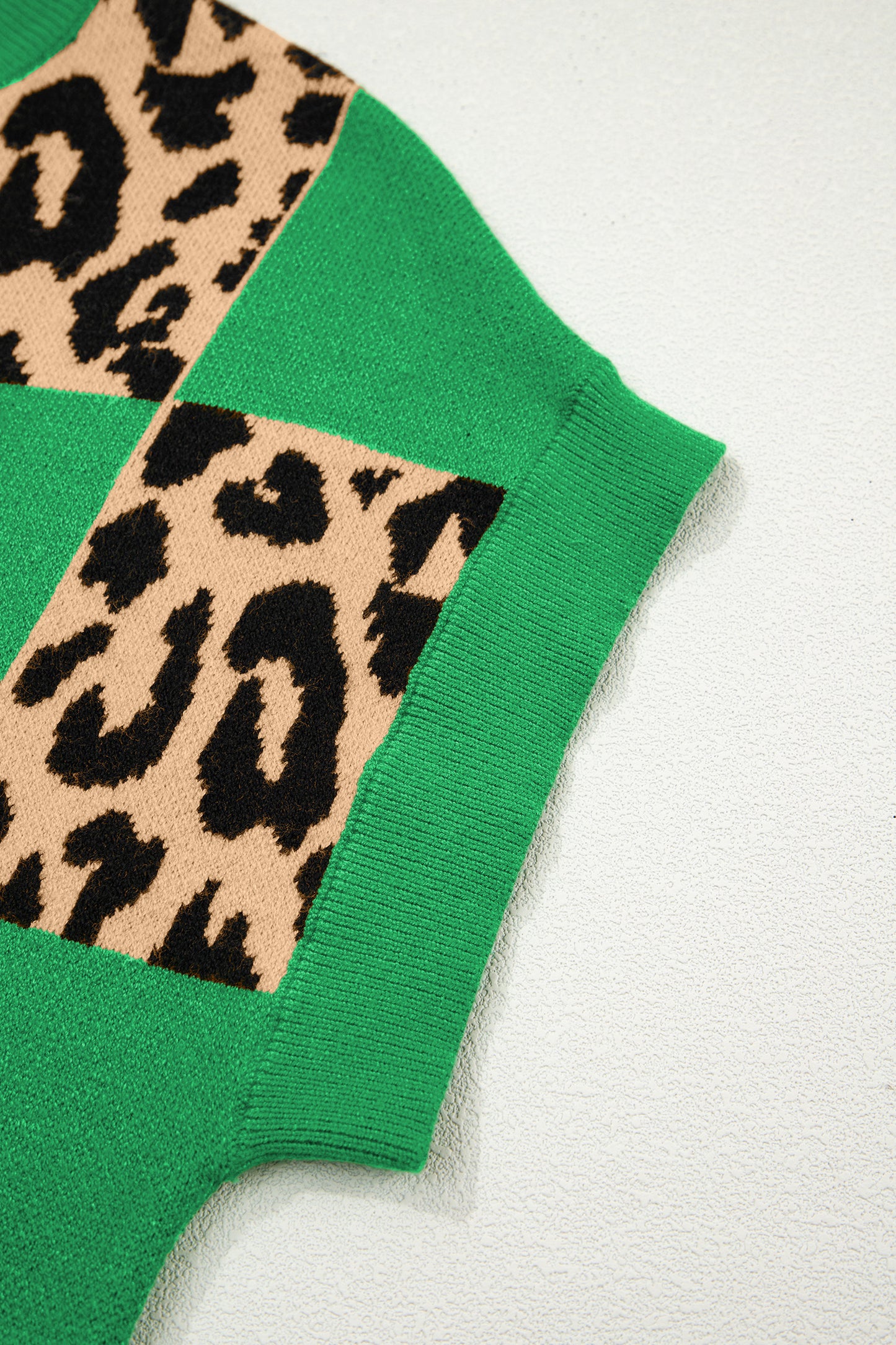Suéter de punto de manga corta con estampado a cuadros de leopardo verde