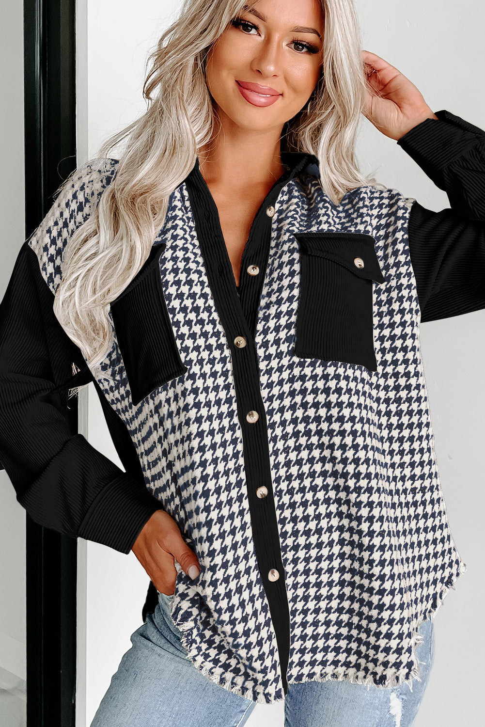 Sobrecamisa negra de pana con diseño de pata de gallo y bolsillos con solapa