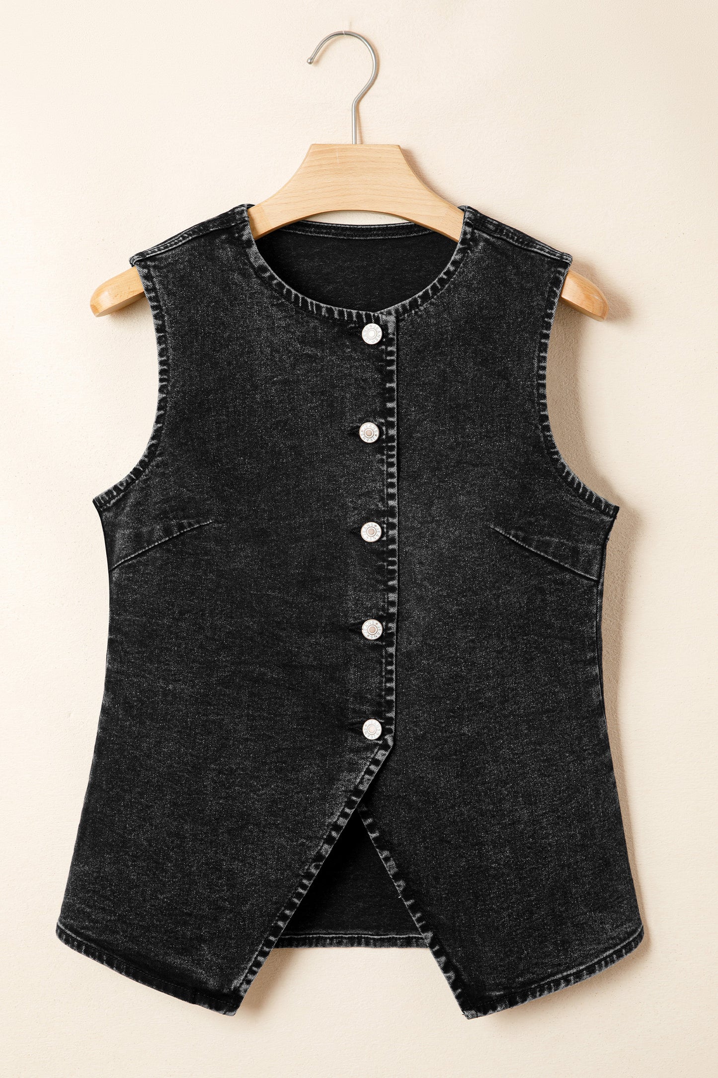 Chaleco vaquero negro con botones delanteros y abertura