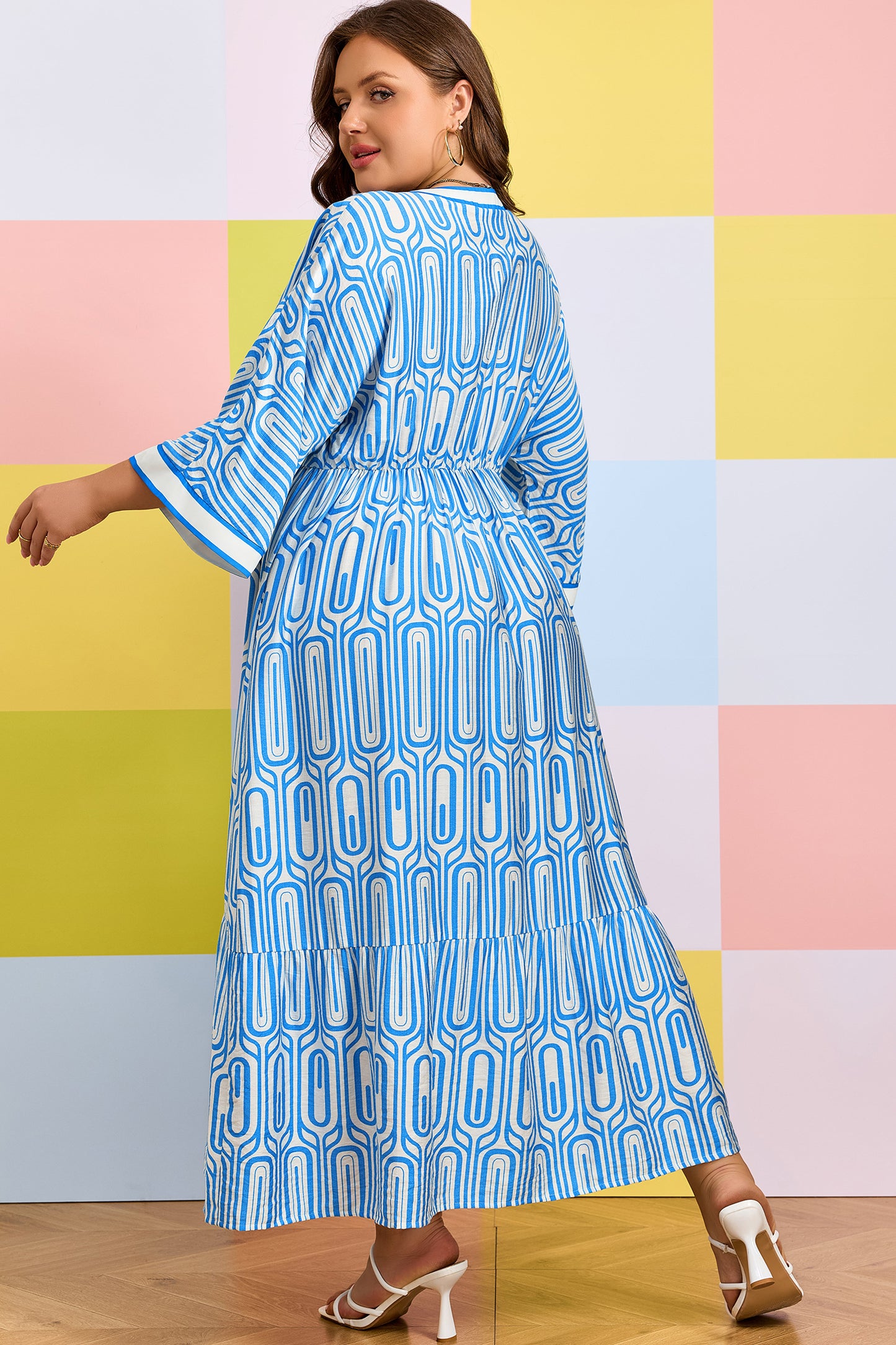 Vestido largo con estampado geométrico de talla grande en azul cielo con ribete en contraste y cuello en V de manga pulsera