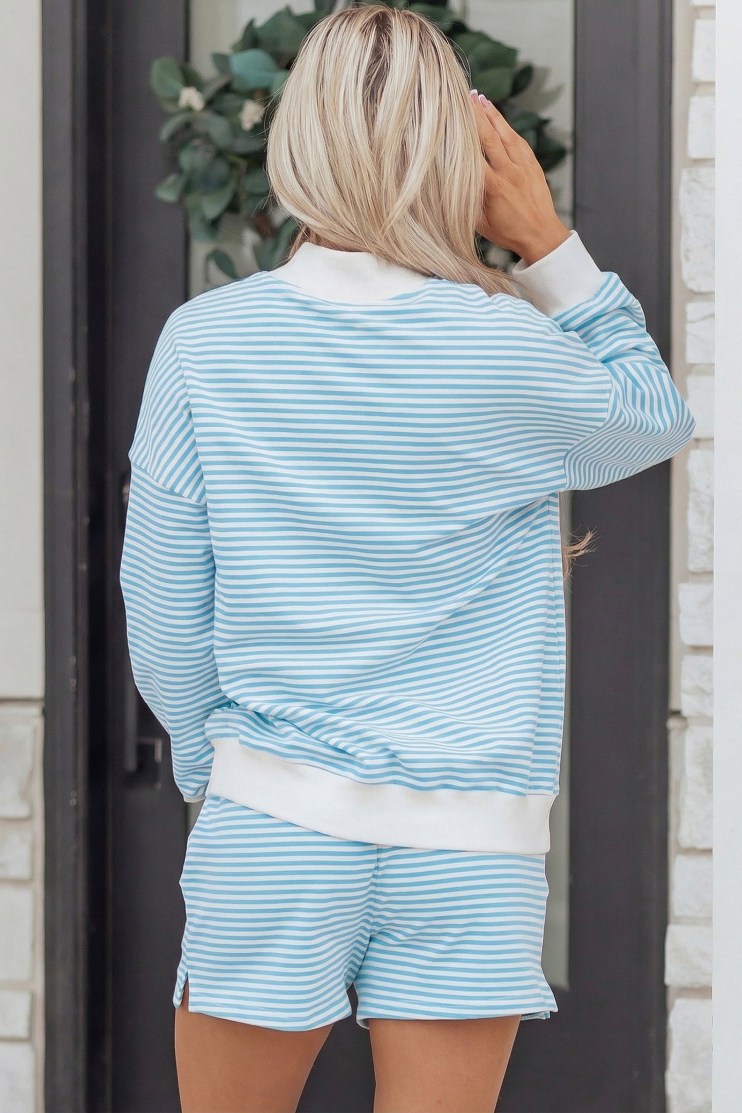 Conjunto de sudadera y pantalón corto oversize de cuello alto a rayas azul cielo