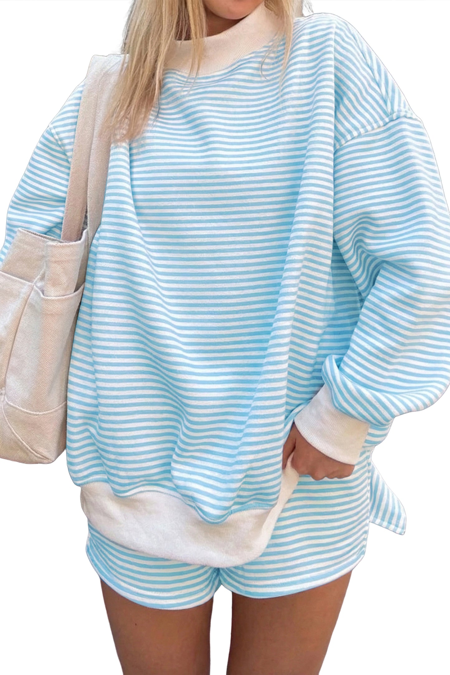 Conjunto de sudadera y pantalón corto oversize de cuello alto a rayas azul cielo