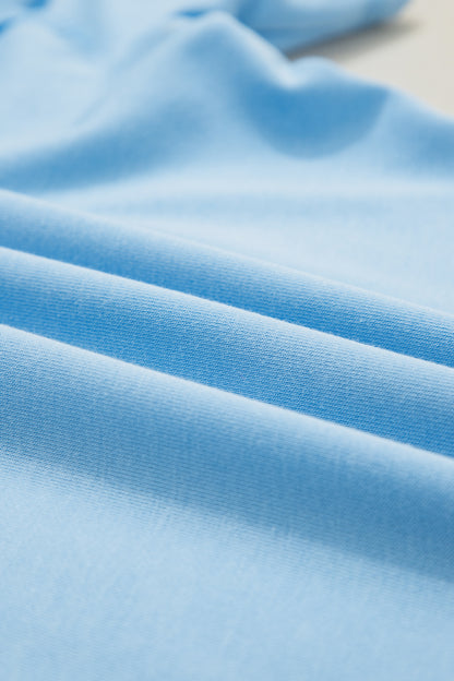 Conjunto de camiseta holgada con hombros caídos y pantalones tipo barril en azul cielo