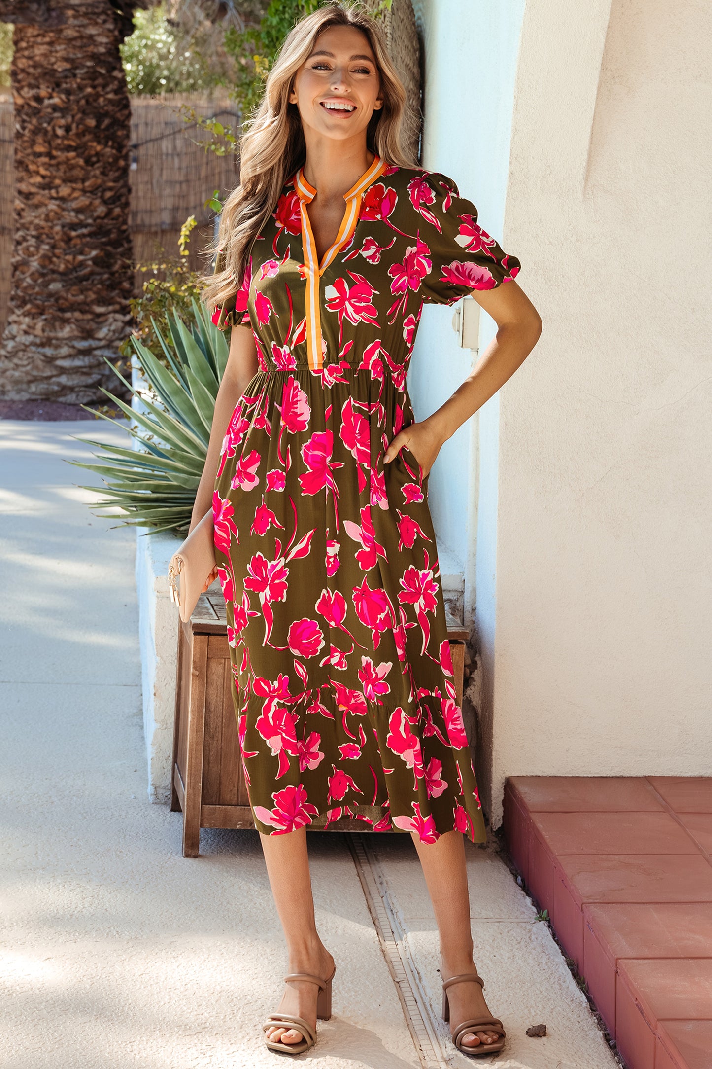 Vestido largo con estampado floral verde, ribete a rayas, cuello con abertura, mangas abullonadas cortas y dobladillo con volantes