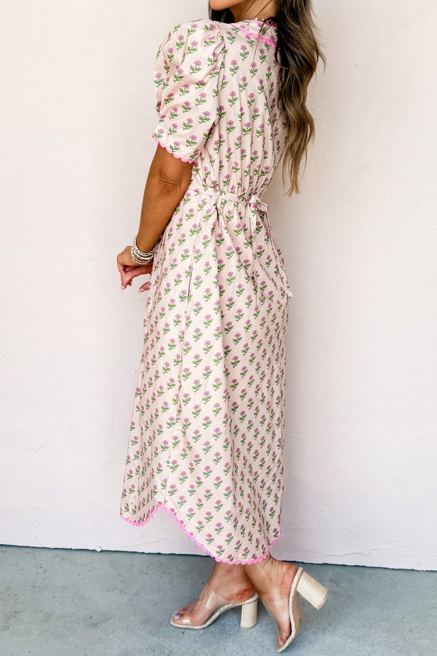 Vestido largo de manga corta con escote en V, estampado floral rosa, ribete festoneado y botones frontales