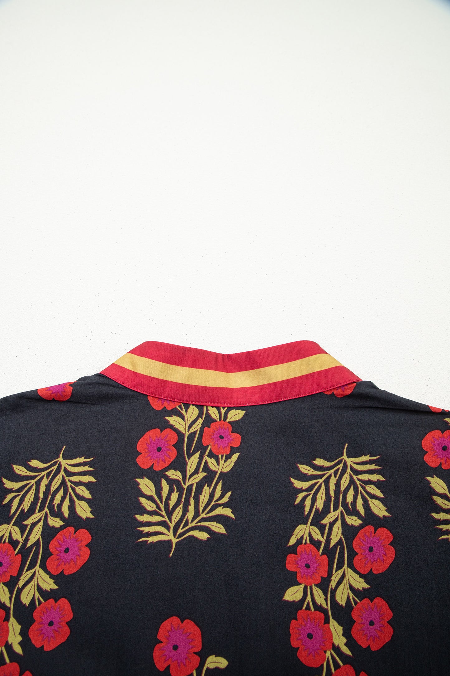 Blusa de algodón con estampado floral y ribete a rayas Ricrac de talla grande en color negro y manga corta