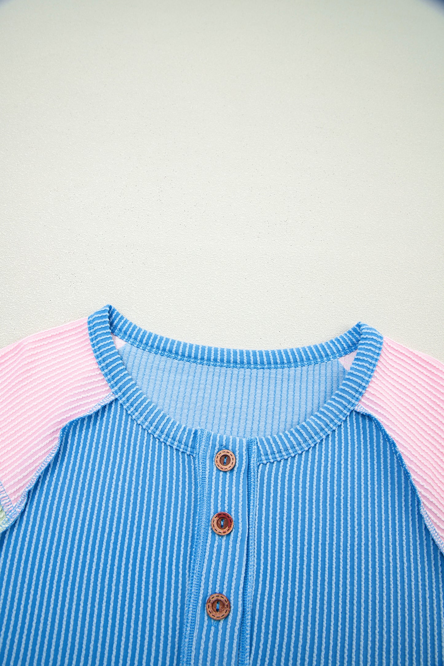 Camiseta Henley de manga corta con retales de bloques de color acanalados trenzados azules