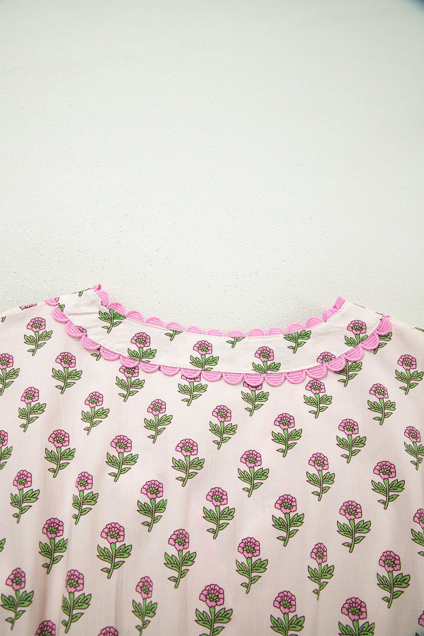 Vestido largo de manga corta con escote en V, estampado floral rosa, ribete festoneado y botones frontales