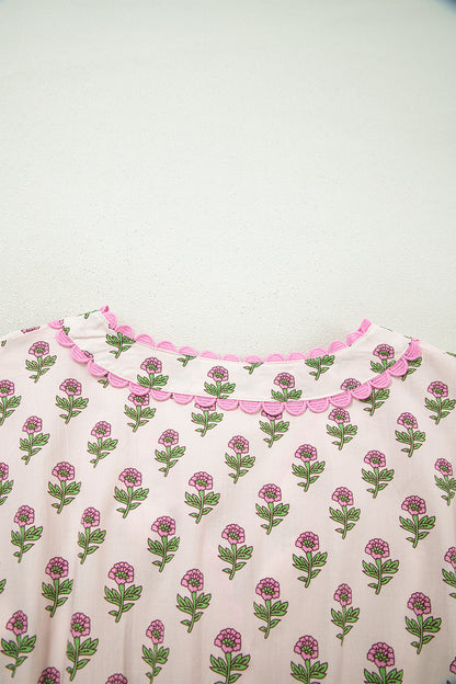Vestido largo de manga corta con escote en V, estampado floral rosa, ribete festoneado y botones frontales
