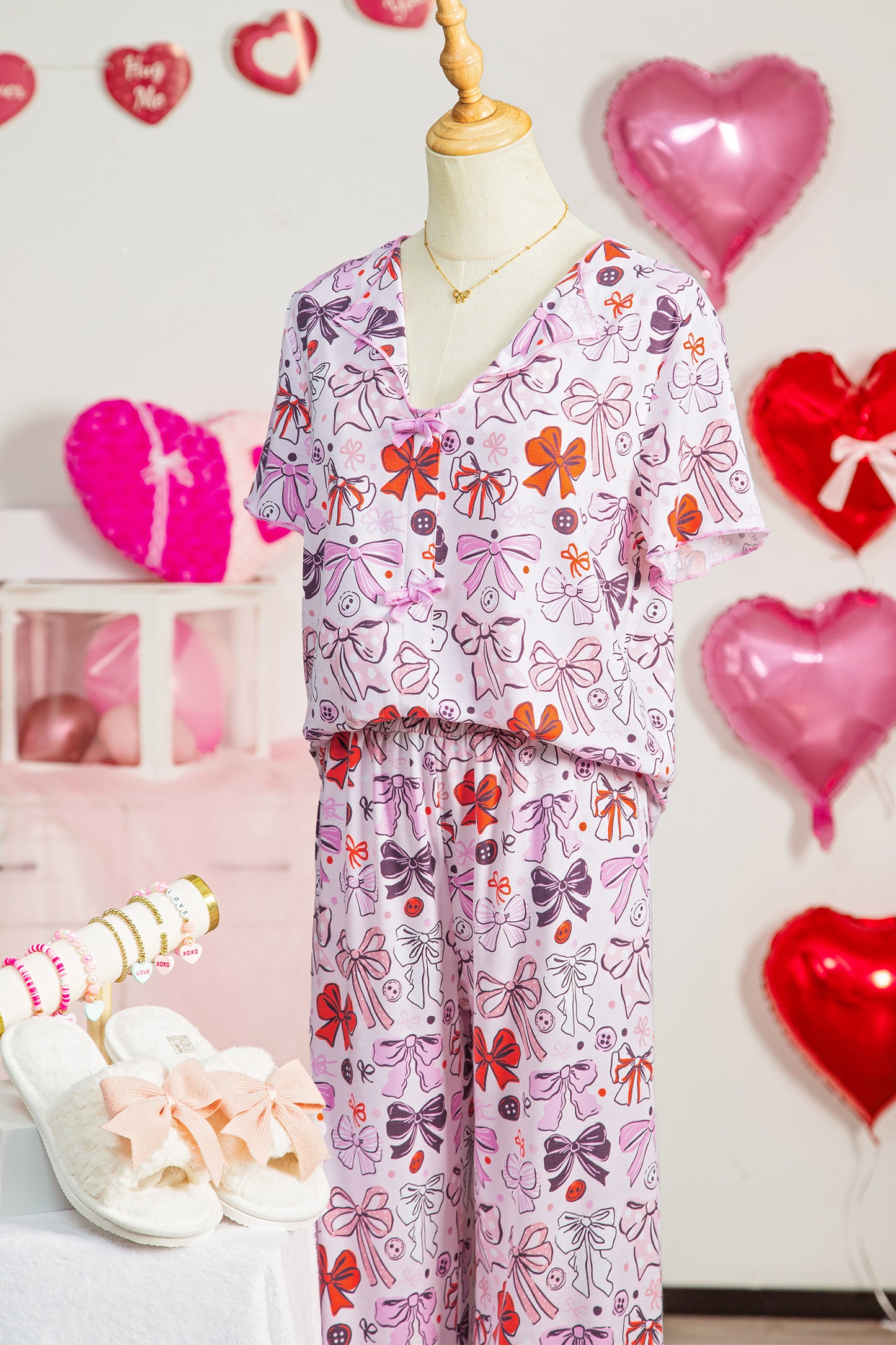Pijama de pantalón corto con botones, lazos diversos, estampado y ribete en contraste en color rosa