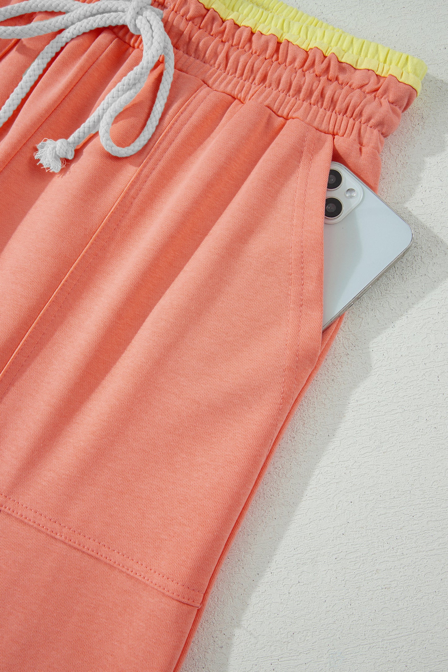 Pantalón de pierna ancha con cordón y cintura elástica contrastada, estampado floral en bloques de color naranja y pomelo