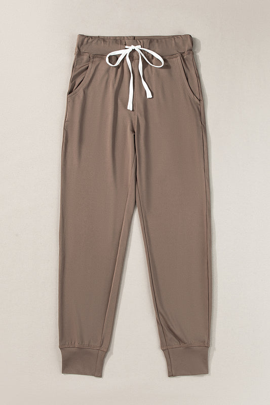 Joggers con bolsillos, cordón ajustable y cintura elástica de color marrón oscuro
