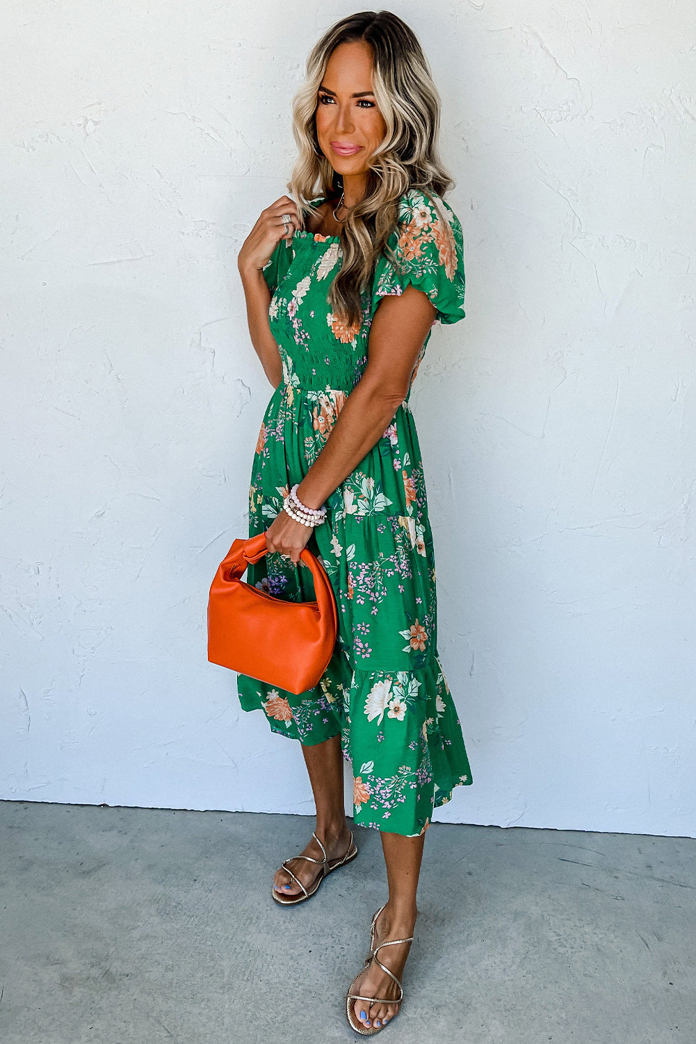 Vestido Midi Escalado Fruncido de Manga Abullonada con Estampado Floral Verde