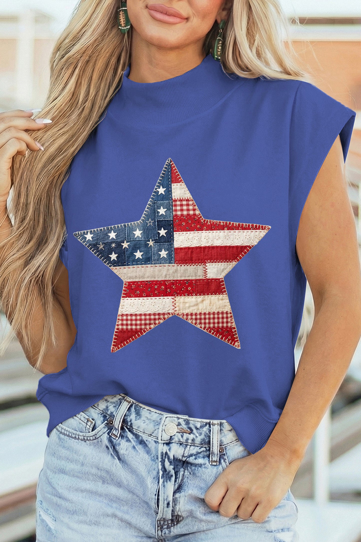 Top de cuello alto con estampado de estrella patriótica y falso patchwork en azul cielo
