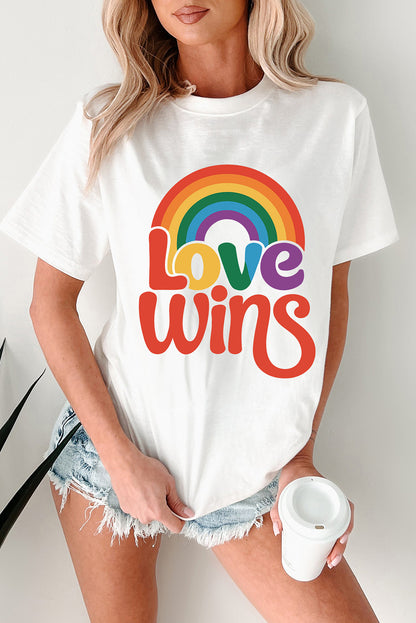 Camiseta informal con gráfico de arcoíris "Love Wins" en blanco