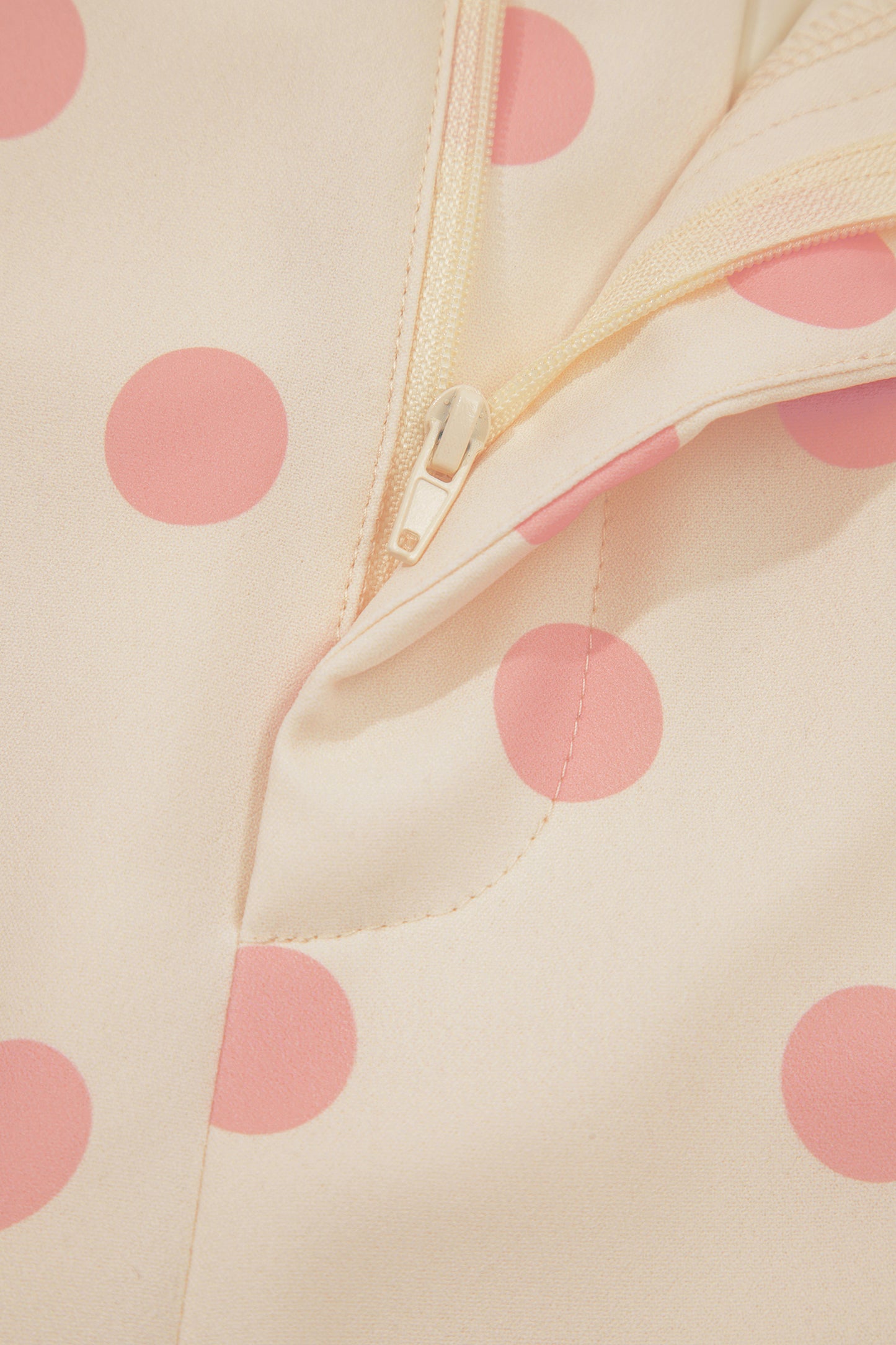 Pantalones de pernera recta de tiro medio con bolsillos de parche y estampado de lunares blancos