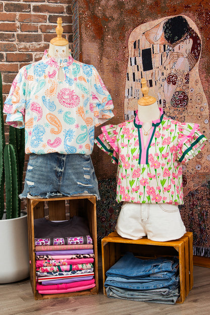 Blusa con estampado cachemira vibrante multicolor, ojales de botón y mangas abullonadas