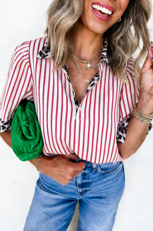 Blusa de medio botón con estampado de leopardo de rayas rojas y ribete de contraste