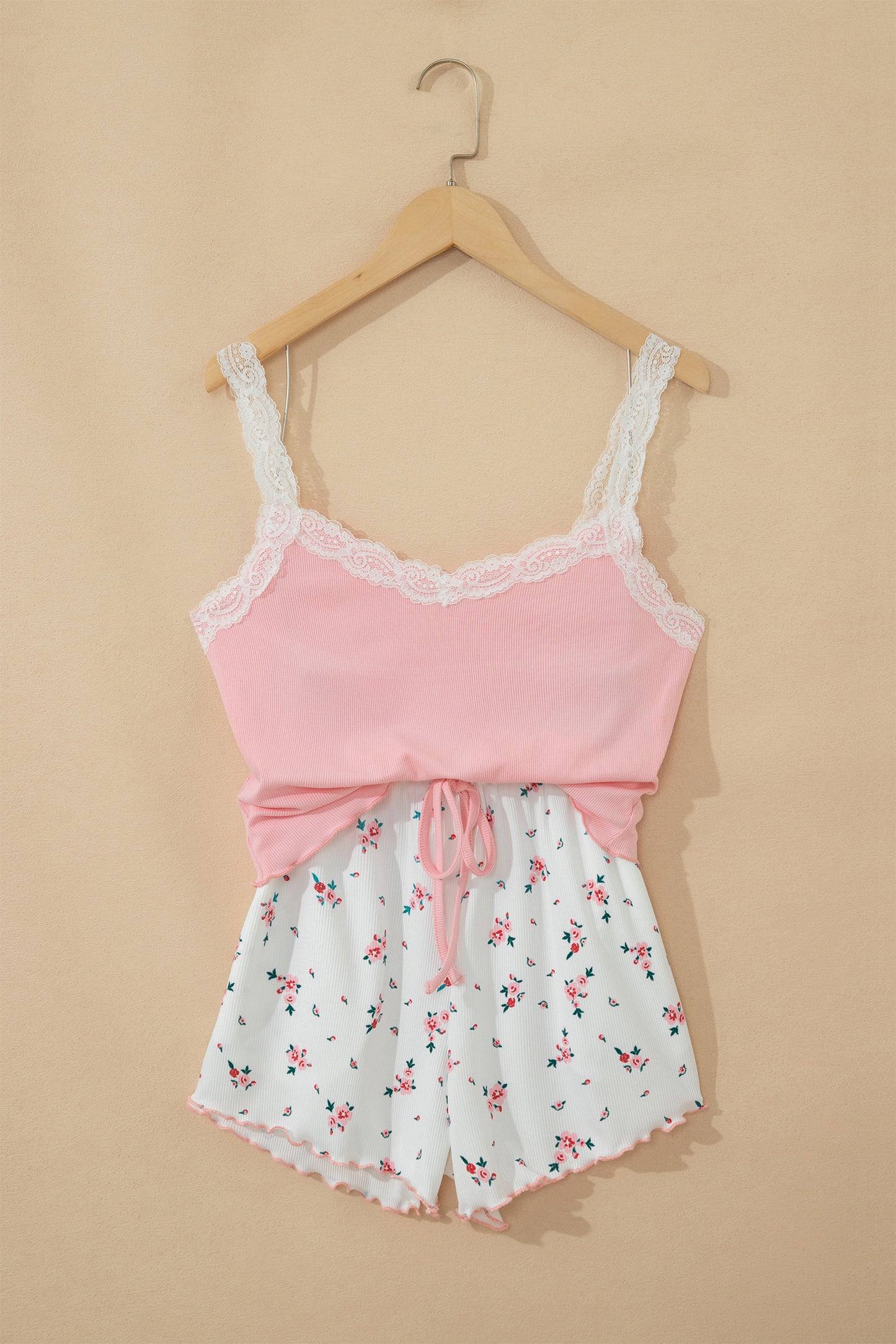 Conjunto corto de salón rosa de punto acanalado con tirantes de encaje, retazos, bajo ondulado y estampado floral