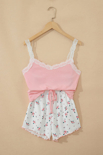 Conjunto corto de salón rosa de punto acanalado con tirantes de encaje, retazos, bajo ondulado y estampado floral