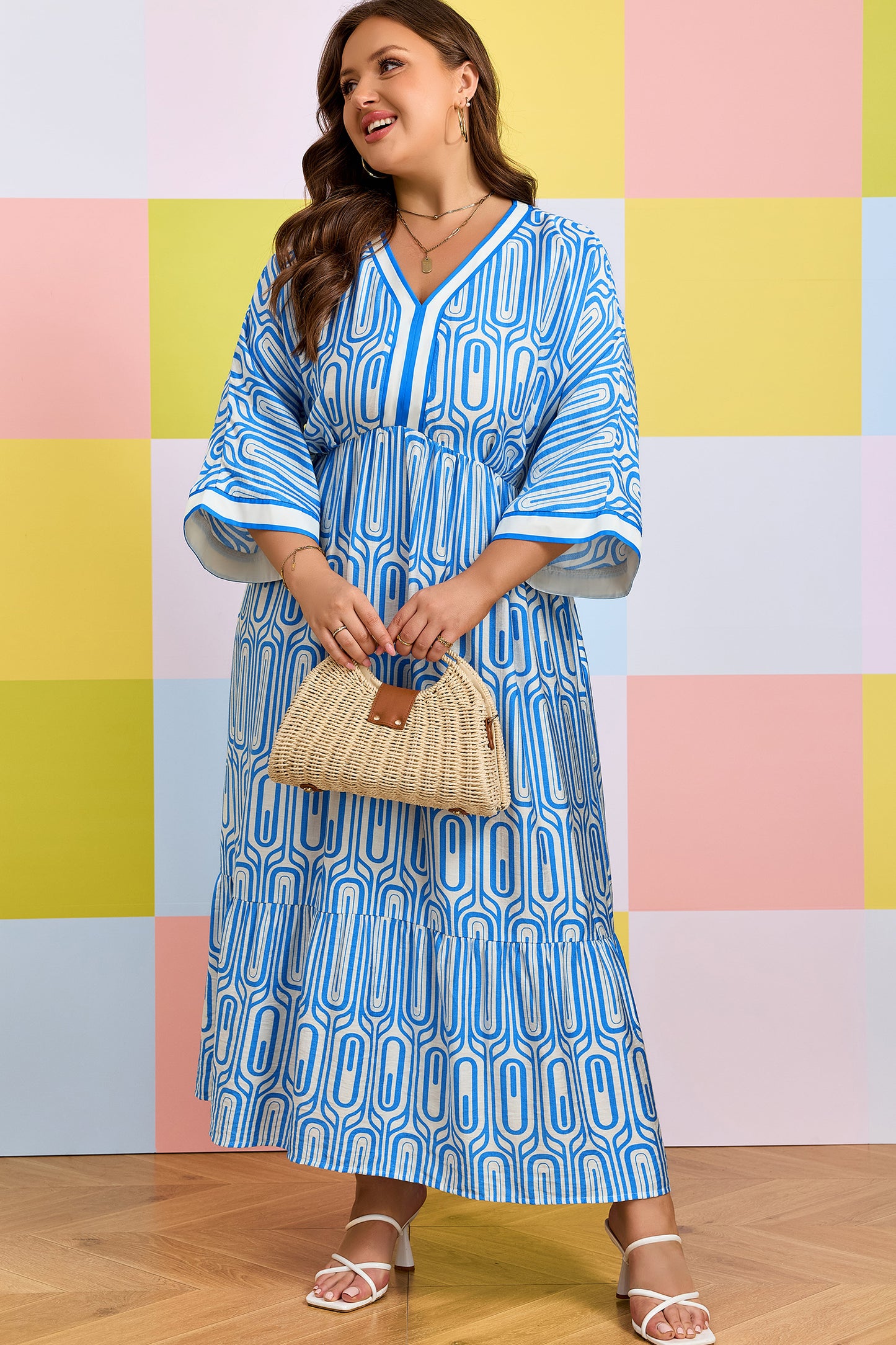 Vestido largo con estampado geométrico de talla grande en azul cielo con ribete en contraste y cuello en V de manga pulsera